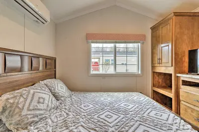 a bedroom with a bed and a window at Cottage Complex Close to Ski Adventures in Pleasant Mount