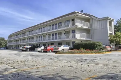 a large building with cars parked in a parking lot at Motel 6-New Cumberland, PA - Harrisburg - Hershey South in New Cumberland